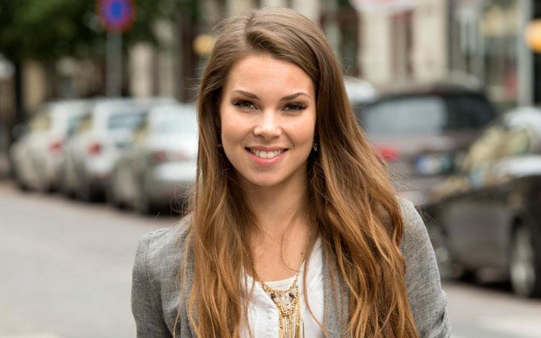 Viivi Pumpanen iski jääkiekkoilijan.