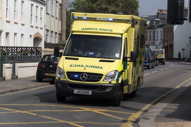 Mies tilasi ambulanssin päästäkseen maksutta sairaalaan.