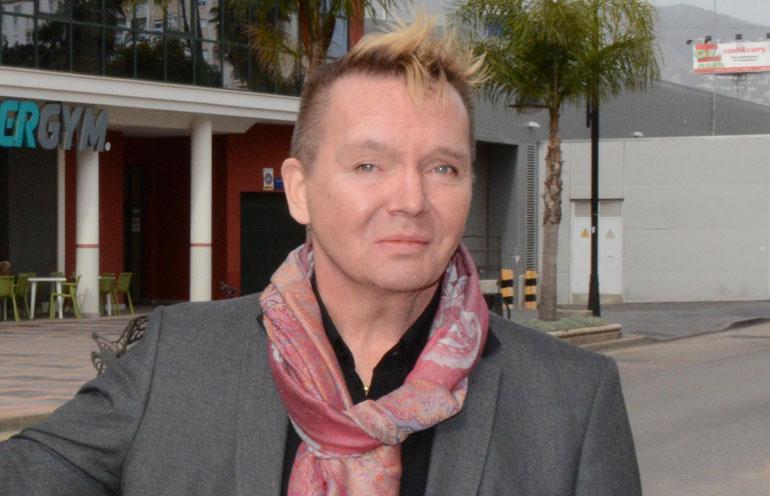 Mikko Rasila juo sosiaalisesti.