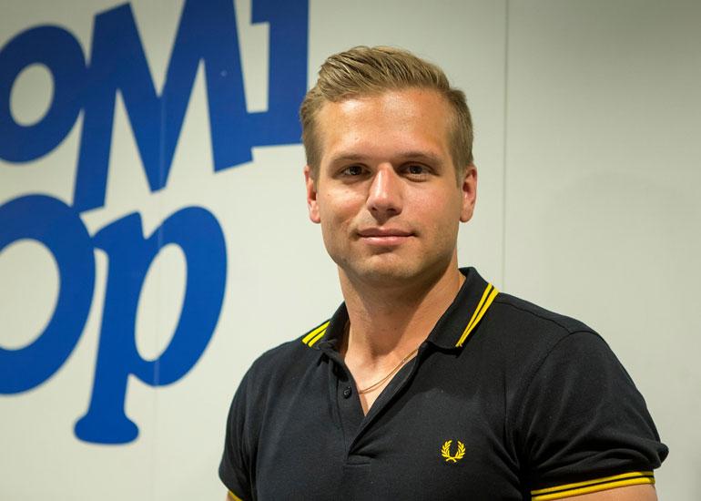 Hovimuusikko Ilkka osti lonkeroa.