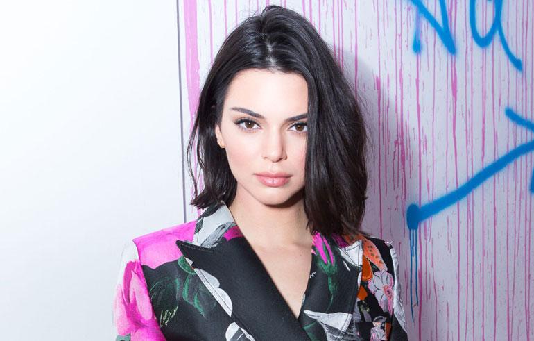 Kendall Jenner näytti keskisormea kuvaajalle.