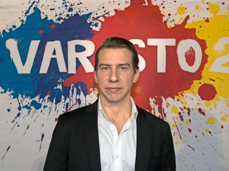 Aku Hirviniemi hankki uuden auton.