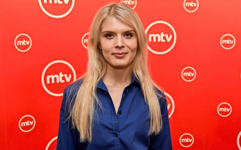 Alina Tomnikov tähdittää Putousta.