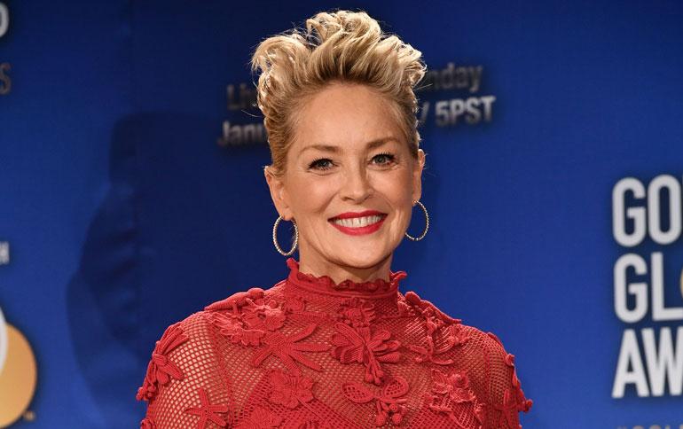 Sharon Stone viihtyi uimarannalla nuoren rakkaansa kanssa.