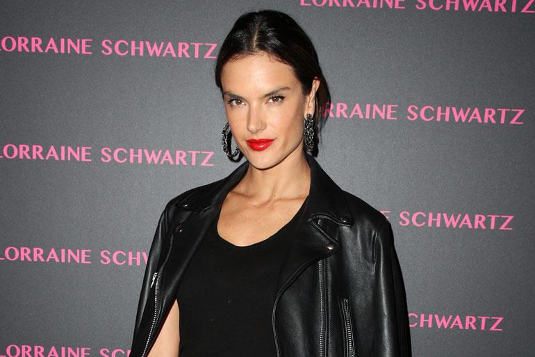 Alessandra Ambrosio esitteli sormustaan erosta huolimatta.