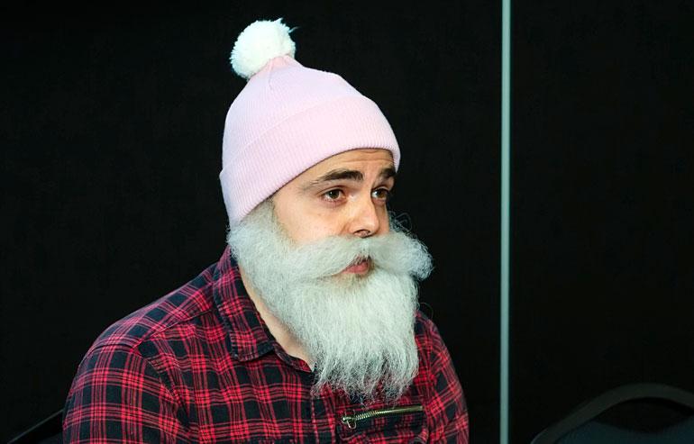 Ari Koponen, eli Brother Christmas heitti tavaraa roskiin.