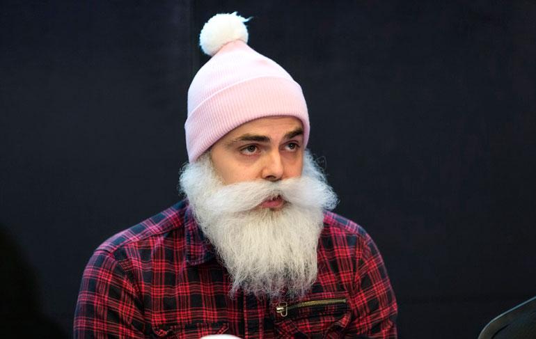 Brother Christmas heitti lahjoitetut kirjat roskiin.