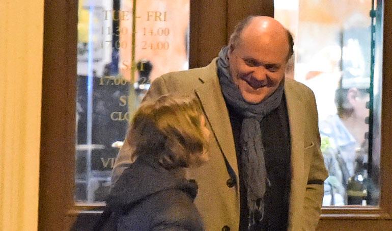 MILF brunette suku puolikarvainen tyttö Squirt