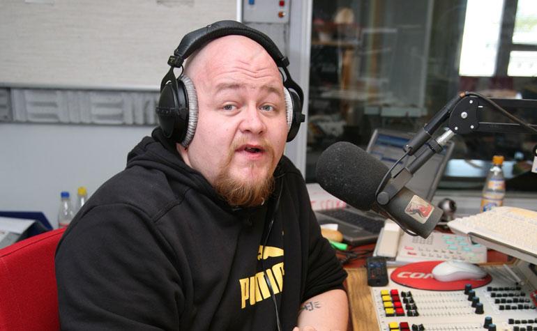 Sami Tenkanen ulkoilutti koiraa.