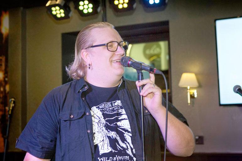 arttu wiskari hauskuutti yst vineen yleis karaokessa arttu wiskari hauskuutti yst vineen yleis karaokessa
