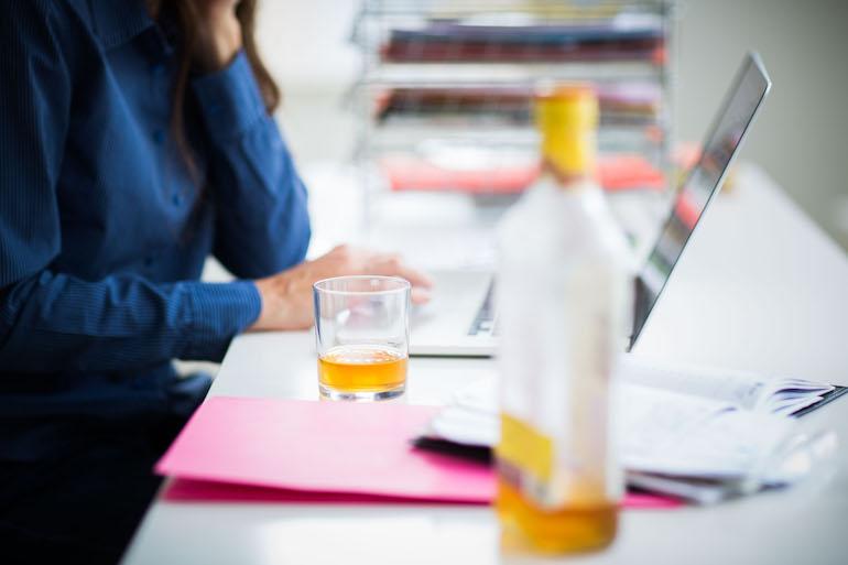 Alkoholin kohtuukäyttö ei lisää sairaspäiviä.