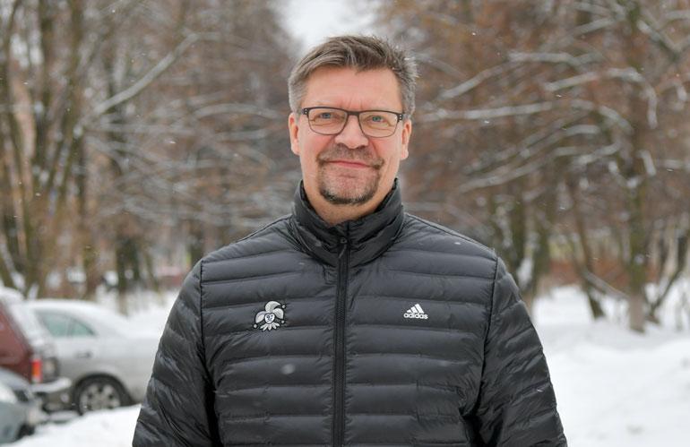 Jukka Jalonen luennoi terassilla.