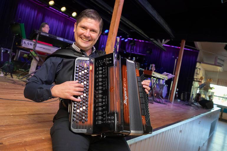 Leif Lindeman pyörittää musiikin lisäksi autobisnestä.