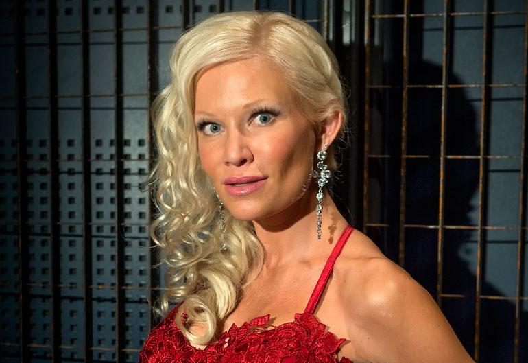 Linda Lampenius julkaisi bikinikuvan.