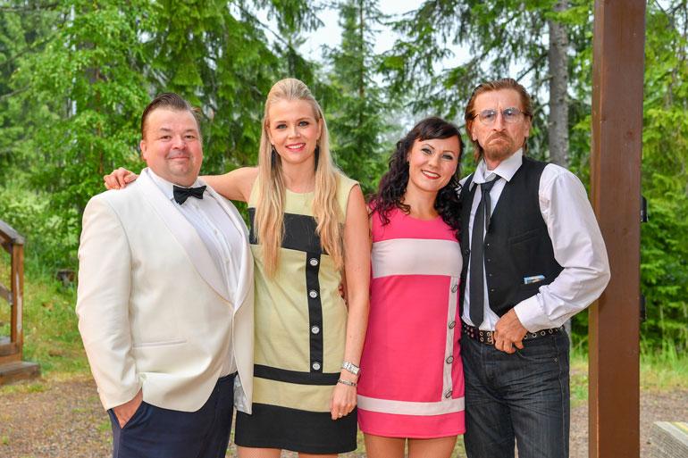 Susanna Lainen ja Mira Luoti esiintyvät kesäteatterissa.