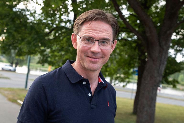 Jyrki Katainen vaihtoi tennikseen.