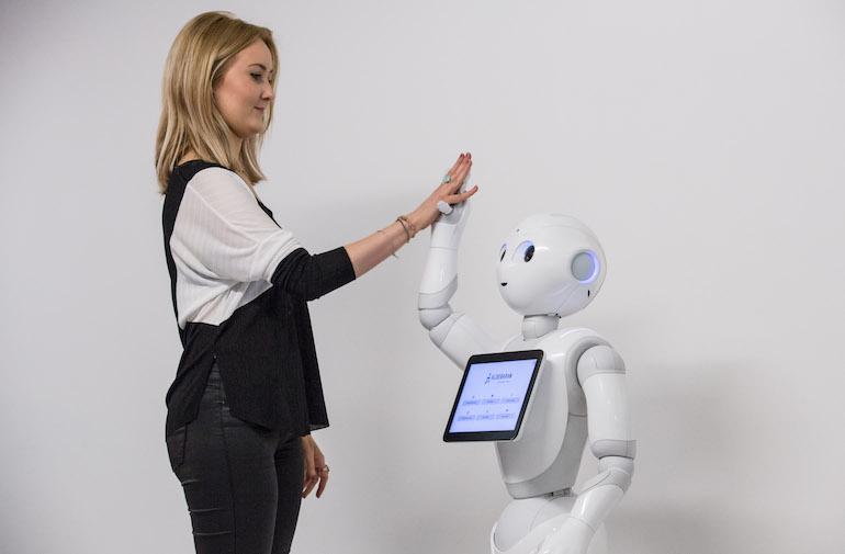 Ihmiset suosivat valkoisia robotteja.