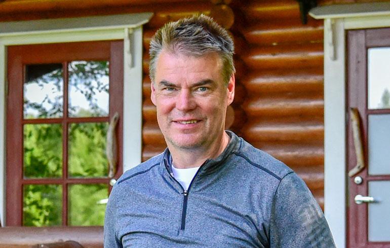 Raimo Helminen esittelee kesämökkinsä.
