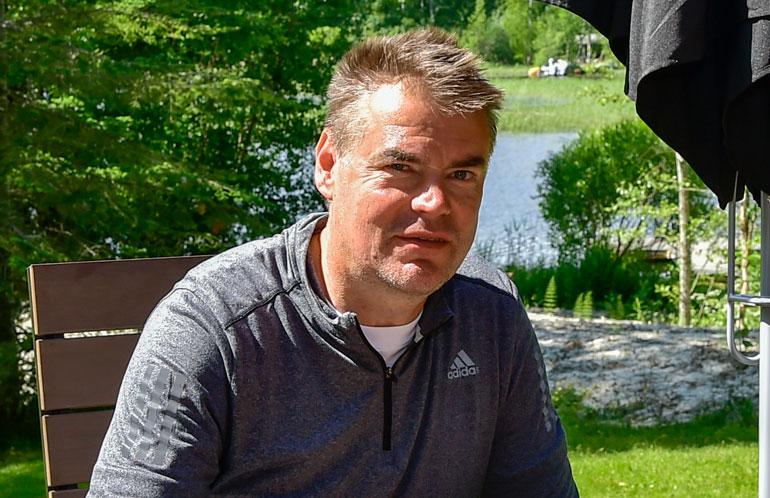 Raimo Helminen rentoutuu kesämökillään.