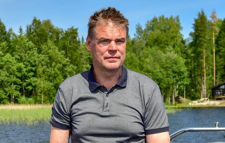 Raimo Helminen esitteli Seiskalle veneensä ja mökkinsä.