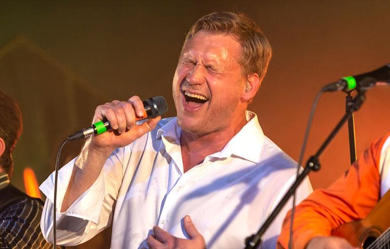 Samuli Edelmannin paita repesi kesken show’n.