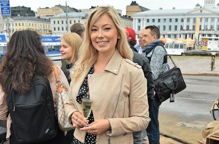 Jenny Helenius etsii miestä televisiosta.