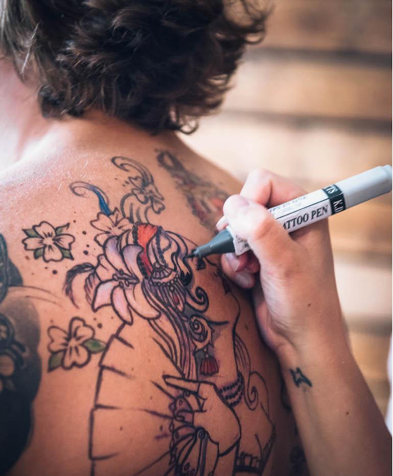Mies on 90-prosenttisesti tatuointien peitossa.
