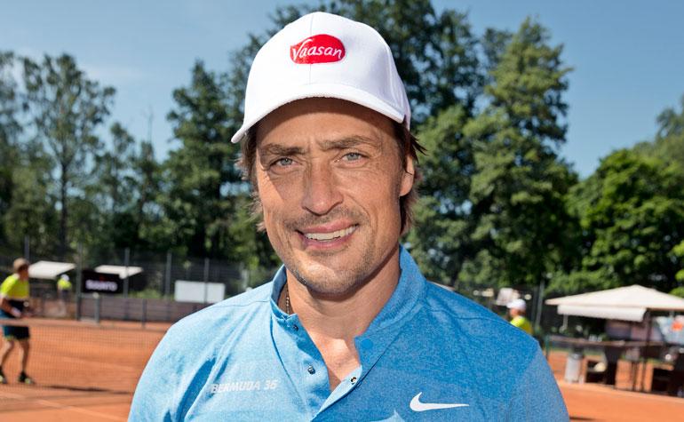 Teemu Selänne lauloi karaokessa.
