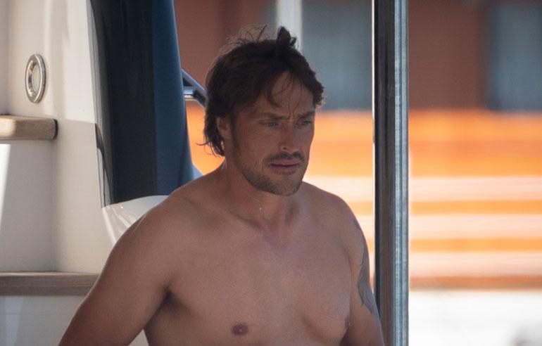 Teemu Selänne pulahti bile-illan jälkeen järveen.