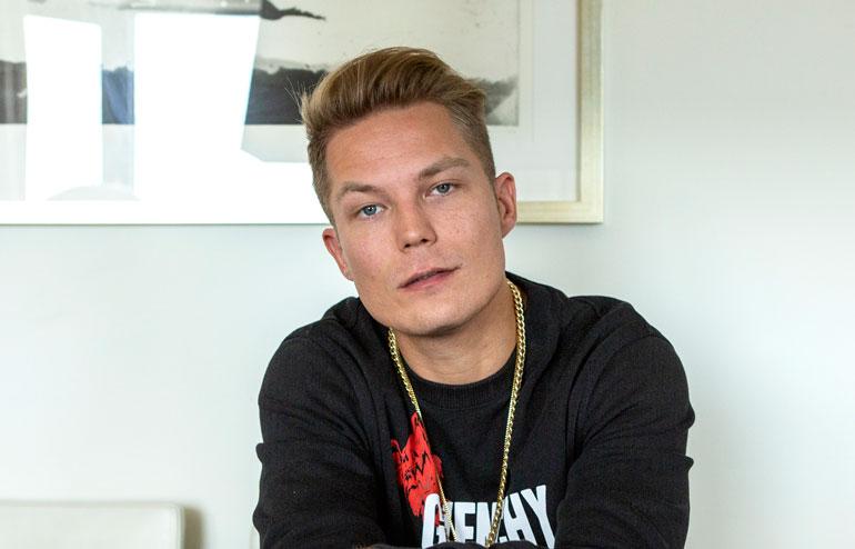 Cheek avautuu julkisuuden varjopuolista.