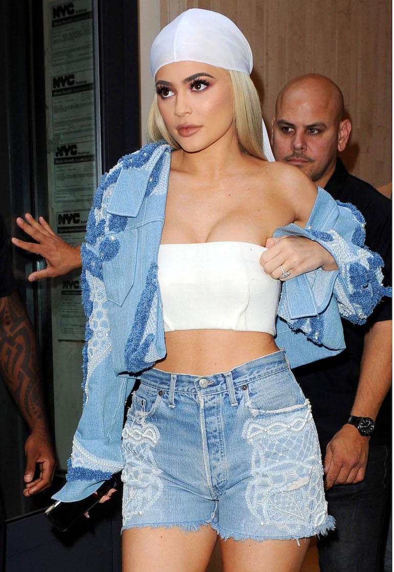 Myös Kylie Jenner käyttää crop topeja.