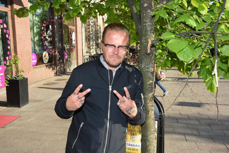 Wallu Valpio viihtyi terassilla daamin kanssa.