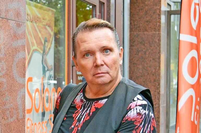 Mikko Rasila turrutti erotuskaansa alkoholilla.