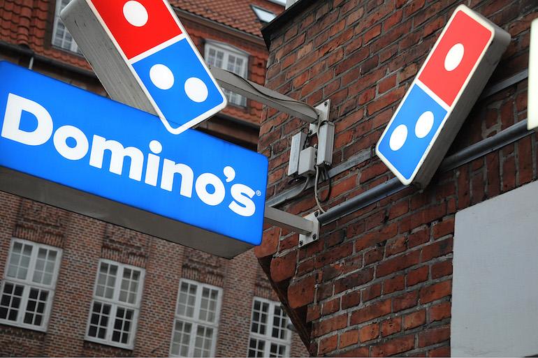 Fanit tatuoivat Dominos-logon ihoonsa.