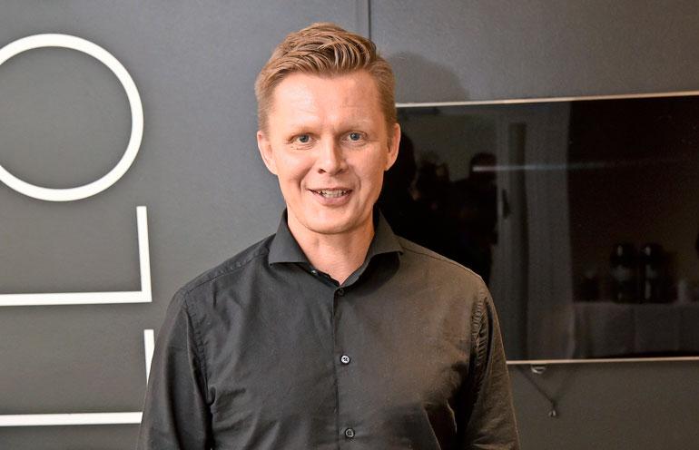 Mika Saukkonen kirjoittaa kirjaa.