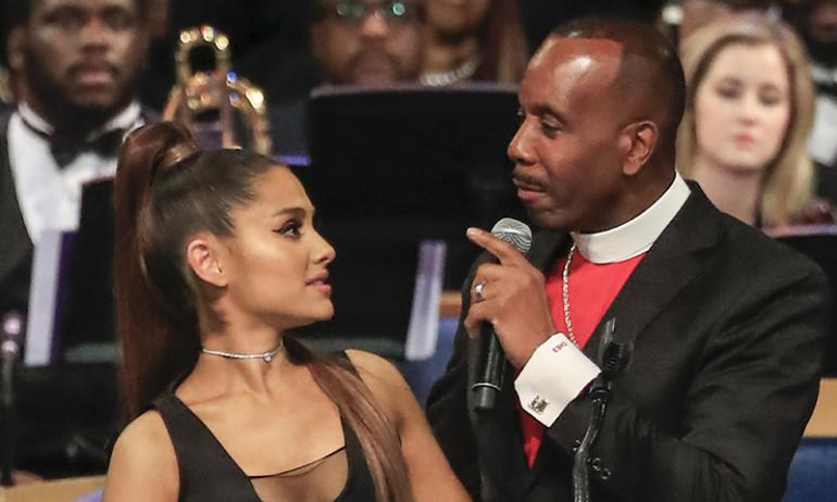 ariana ja pastori Charles Ellis III