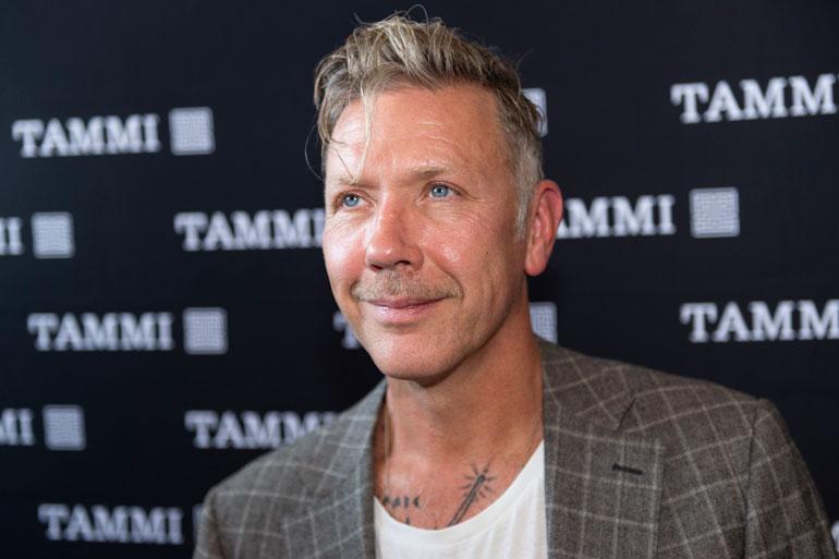 Mikael Persbrandt selvisi päihderiippuvuudesta.