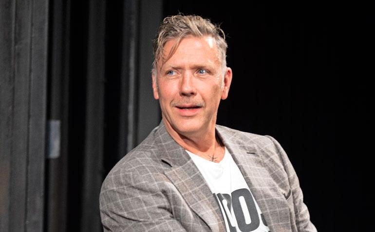 Mikael Persbrandt avautuu päihderiippuvuudestaan.