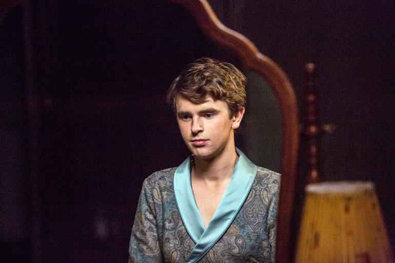 Norma kertoo salaisuutensa Bates Motel -sarjassa.