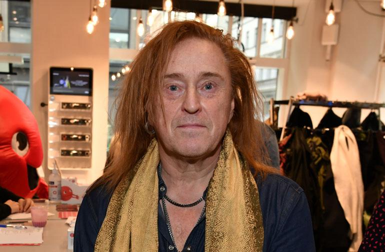 Tommi Läntinen osti meikkejä.