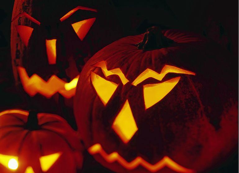 Halloween-kurpitsan kaivertaminen on vaarallista.