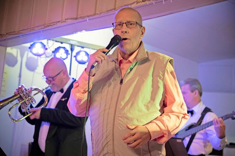 Jarmo Pellinen esiintyi tansseissa.