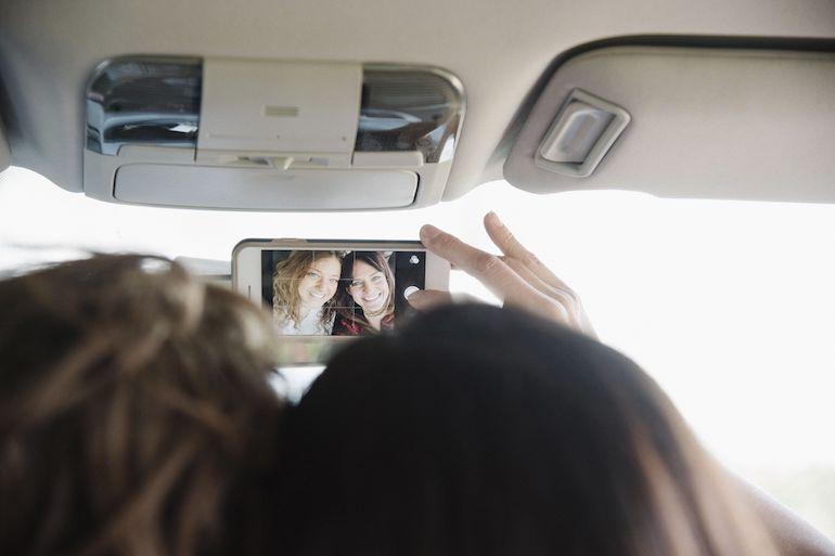 Nuoret ottavat selfieitä liikenteessäkin.