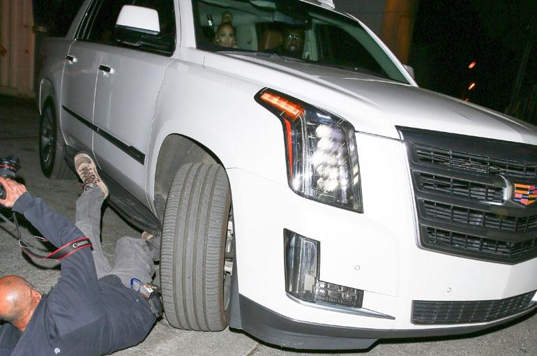 Auto yli paparazzin