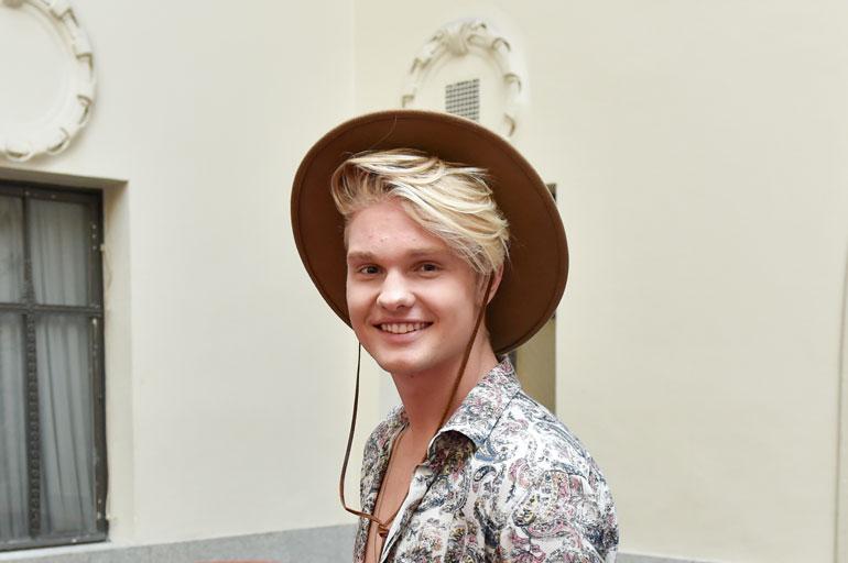 Benjamin Peltonen karaokessa.