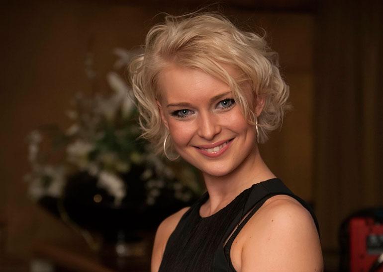 Kia Lehmuskoski kiiruhti uuden miehen luo.