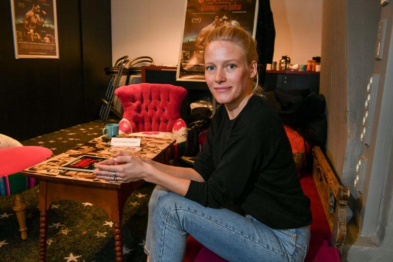 Laura Birn opetteli maalaamaan.