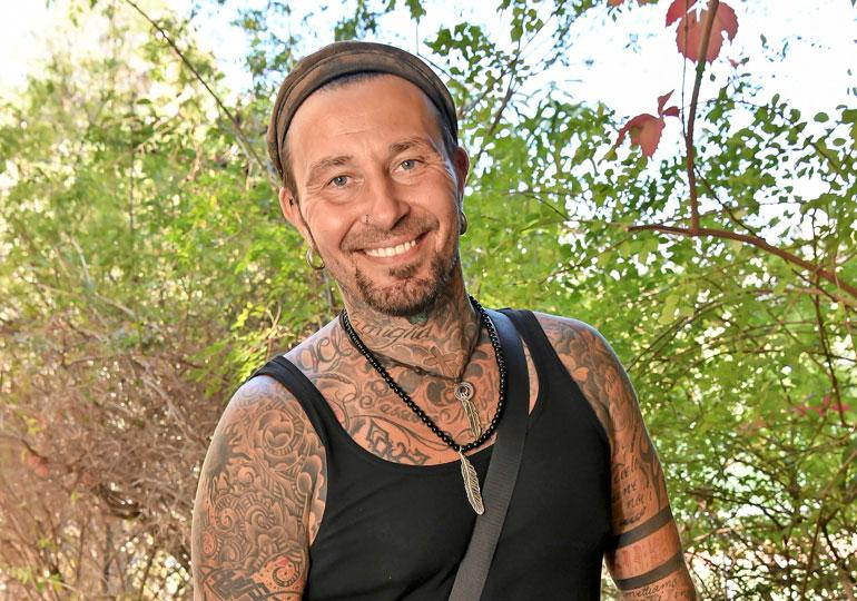 Jupe Tuomola ohjaa Love Island -ohjelmaa.