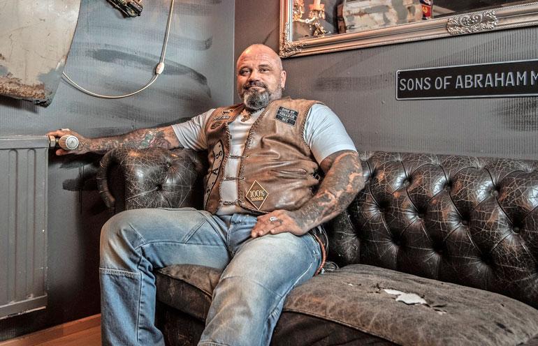 pitkä musta kukko pillua