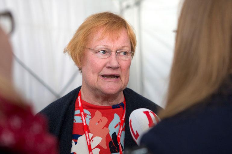 Tarja Halonen kiinnostoi puuhelmistä.